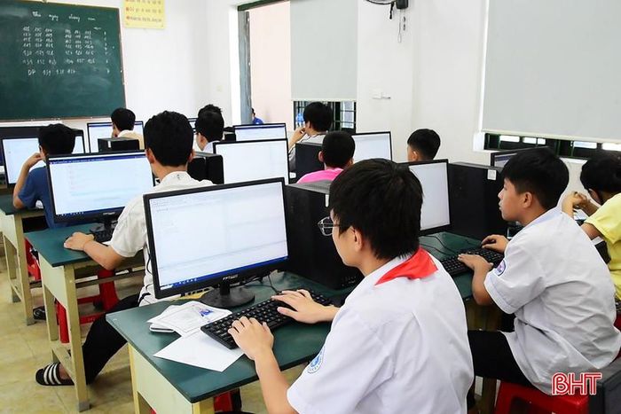 Các thí sinh tham gia tranh tài ở 3 bảng thi gồm: Bảng A – lập trình khối tiểu học, bảng B – lập trình khối THCS và bảng C2 – lập trình khối THPT không chuyên.