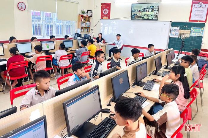  Hội thi Tin học trẻ được tổ chức thường niên nhằm khuyến khích thanh thiếu nhi học tập, nghiên cứu làm chủ công nghệ thông tin, đồng thời phát hiện các tài năng trong trường học. Ảnh: Thí sinh dự thi tại cụm thi phường Thành Sen. 