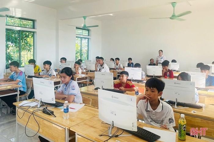 Thí sinh sẽ làm bài thi trên hệ thống phần mềm trực tuyến với các nội dung thi kỹ năng và thi phần mềm sáng tạo. Đối với phần thi lập trình: các thí sinh sẽ trải qua 2 phần thi trắc nghiệm và thực hành với các nội dung, kiến thức cơ sở về công nghệ thông tin, tư duy suy luận logic, sử dụng ngôn ngữ như Scratch hoặc Python lập trình và C/C++. Ảnh: Thí sinh làm bài thi tại cụm thi xã Tiên Điền. 