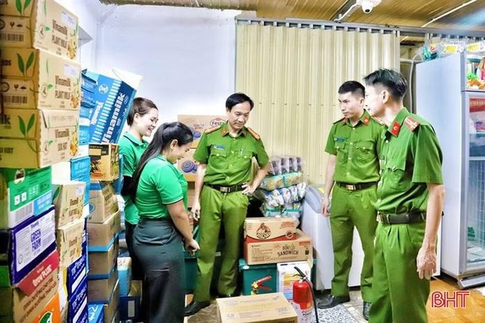 Phòng Cảnh sát PCCC&CNCH (Công an tỉnh) giám sát công tác PCCC tại khu dân cư.