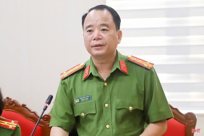 Đại tá Trần Hữu Cảnh - Trưởng phòng Cảnh sát Quản lý hành chính về trật tự xã hội thông qua kế hoạch triển khai chiến dịch.