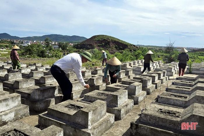 Vào các dịp lễ, tết, ngày rằm..., các chi hội tổ chức dọn dẹp, thắp hương tại các phần mộ.