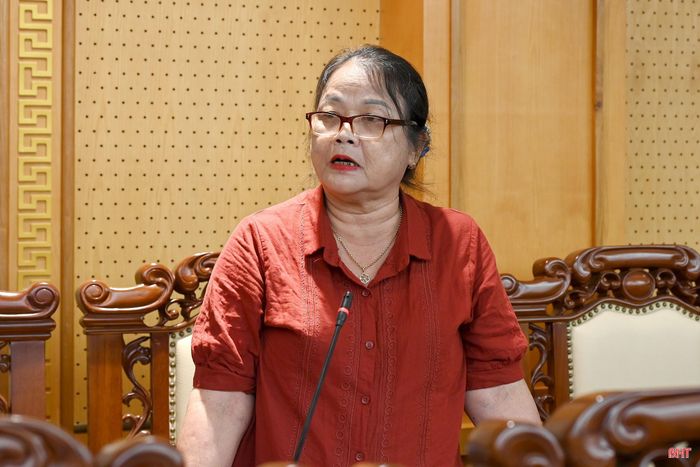 Đồng chí Nguyễn Thị Hồng - Bí thư Chi bộ tổ dân phố 2, phường Hà Huy Tập phát biểu tại buổi làm việc.