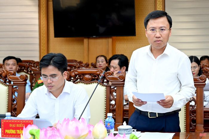 Đồng chí Phạm Hùng Cường - Bí thư Đảng ủy, Chủ tịch HĐND phường Trần Phú báo cáo tại buổi làm việc.