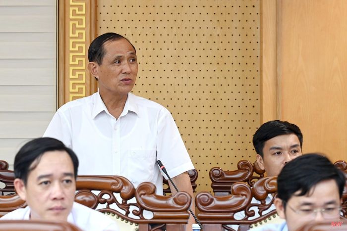 Đồng chí Nguyễn Tiến Đường - Tổ trưởng Tổ dân phố Tiền Tiến, phường Trần Phú kiến nghị một số nội dung tại buổi làm việc.