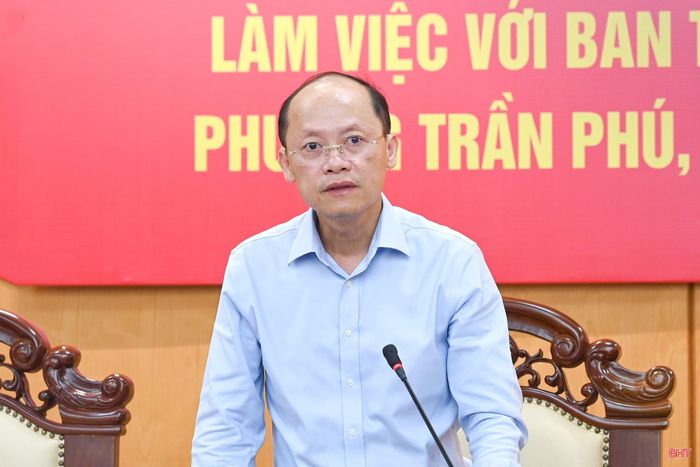 Đồng chí Nguyễn Hồng Lĩnh - Phó Bí thư Thường trực Tỉnh ủy, Chủ tịch HĐND tỉnh đề nghị BTV Đảng ủy các phường tập trung cụ thể hóa các nghị quyết chiến lược của trung ương, tỉnh; tiếp tục nâng cao năng lực, sức chiến đấu của tổ chức đảng ở cơ sở; quan tâm công tác cán bộ; đồng thời rà soát, xem xét các mục tiêu phát triển kinh tế - xã hội, phát huy tối đa lợi thế không gian để phát triển thương mại, dịch vụ, đô thị...