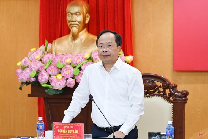 Đồng chí Nguyễn Duy Lâm - Ủy viên BCH Trung ương Đảng, Bí thư Tỉnh ủy, Trưởng đoàn ĐBQH tỉnh phát biểu chỉ đạo tại buổi làm việc.