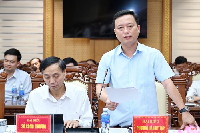  Đồng chí Đậu Tùng Lâm - Bí thư Đảng ủy, Chủ tịch HĐND phường Hà Huy Tập báo cáo nội dung tại buổi làm việc. 