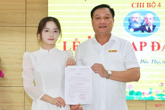  Đây là sự kiện có ý nghĩa đặc biệt, không chỉ đánh dấu bước trưởng thành về nhận thức chính trị của những học sinh tiêu biểu mà còn thể hiện sự quan tâm của tổ chức Đảng đối với công tác bồi dưỡng thế hệ trẻ ngay từ môi trường học đường. Trong ảnh: Đồng chí Trần Hoài Đức - Bí thư Đảng ủy, Chủ tịch HĐND xã Đức Thọ trao quyết định kết nạp Đảng cho một đảng viên nữ. 