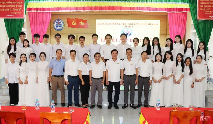 Tại buổi lễ, lãnh đạo xã Đức Thọ và Ban Giám hiệu Trường THPT Nguyễn Thị Minh Khai đề nghị các đảng viên mới tiếp tục học tập, tu dưỡng, rèn luyện đạo đức, phấn đấu hơn nữa để học tập tốt, trưởng thành trong cuộc sống, góp phần xây dựng tổ chức Đảng, xây dựng đất nước ngày càng phát triển.