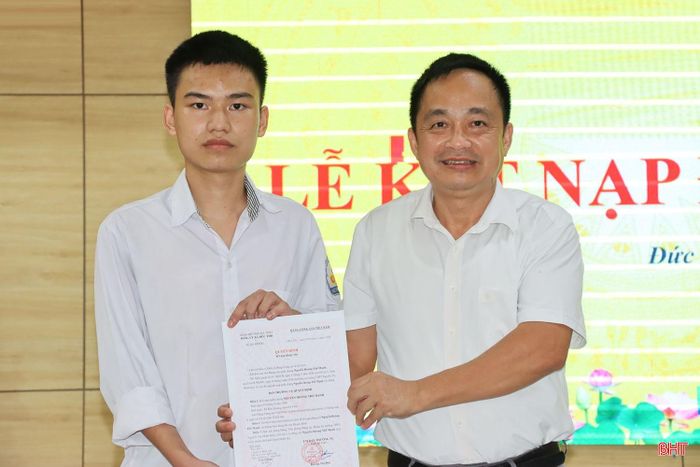 Theo thầy Trần Xuân Phượng - Bí thư Đảng ủy, Hiệu trưởng Trường THPT Nguyễn Thị Minh Khai, việc có 37 học sinh được kết nạp vào Đảng trong năm 2026 là niềm tự hào lớn của nhà trường, đồng thời là kết quả của quá trình giáo dục toàn diện, chú trọng bồi dưỡng lý tưởng cách mạng, đạo đức, bản lĩnh và trách nhiệm công dân cho học sinh.