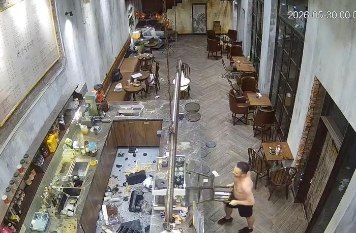 Vụ khách tây ngáo đá đập phá quán cà phê ở Đà Nẵng gây chú ý trong những ngày qua. Ảnh cắt từ clip.