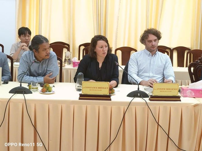 Bà Constangce Bréhaut, Trưởng dự án AFD trao đổi về lộ trình hoàn thành dự án. Ảnh:Văn Kim Khanh 
