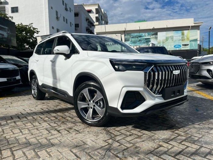 Geely Okavango được đánh giá là một trong những cái tên đáng chú ý nhất khi sở hữu cấu hình SUV 7 chỗ cỡ D nhưng giá bán dự kiến chỉ từ 760-850 triệu đồng.
