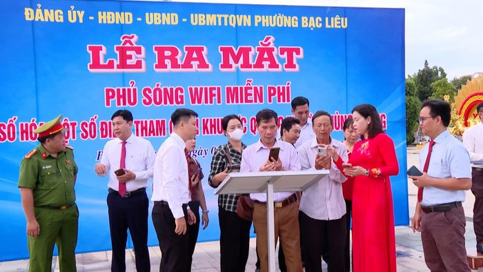 Cán bộ phường thử nghiệm wifi mới phủ sóng. Ảnh: V.X
