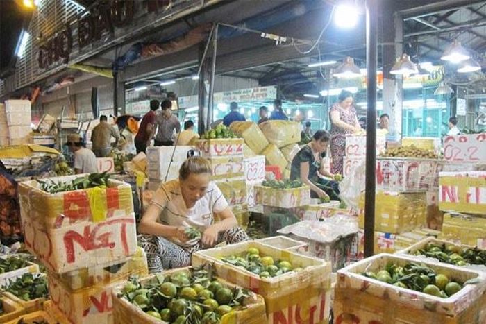 Hàng hóa từ các nơi nhập về chợ Đầu mối Nông sản Thủ Đức trong đêm. Ảnh: Cổng thông tin điện tử Thành ủy TP.HCM