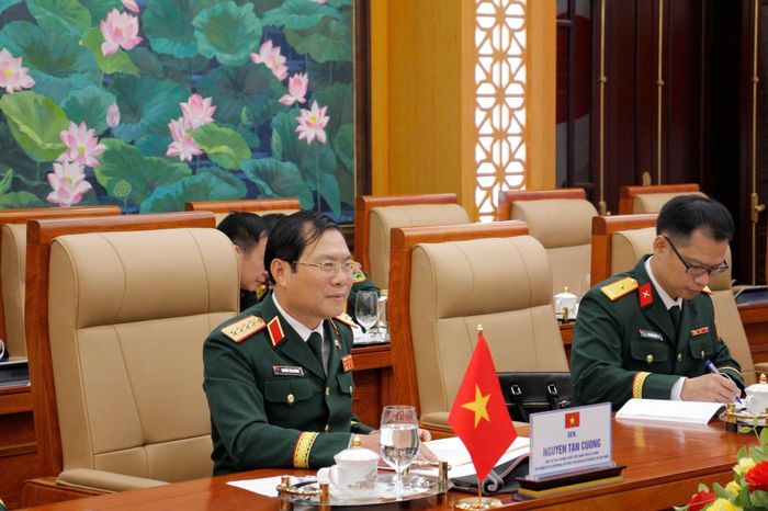 Đại tướng Nguyễn Tân Cương trao đổi với Đại tướng Uchikura Hiroaki tại hội đàm. Ảnh: Vũ Thi