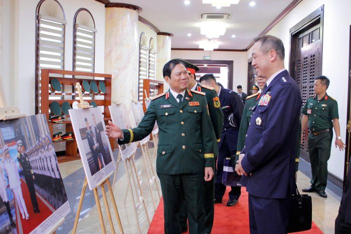 Đại tướng Nguyễn Tân Cương và Đại tướng Uchikura Hiroaki xem các hình ảnh phản ánh hoạt động hợp tác giữa Quân đội hai nước trong thời gian qua. Ảnh: Vũ Thi