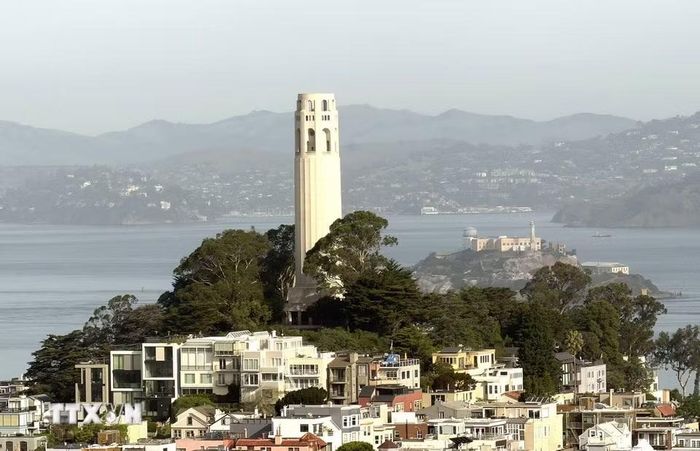 Tháp Coit và Nhà tù Alcatraz, hai biểu tượng gắn liền với lịch sử San Francisco, là những điểm đến không thể bỏ qua đối với du khách khi ghé thăm thành phố bên bờ Thái Bình Dương. (Ảnh: Ngọc Quang/TTXVN)