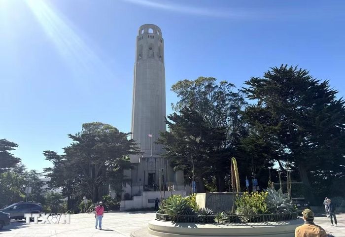 Tháp Coit (Coit Tower) nổi bật trên đỉnh Telegraph Hill, là một trong những công trình mang tính biểu tượng của San Francisco và là điểm ngắm toàn cảnh thành phố được nhiều du khách yêu thích. (Ảnh: Ngọc Quang/TTXVN)
