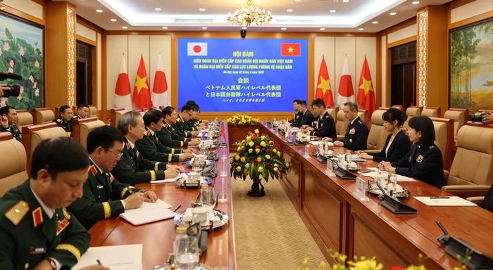 Đại tướng Nguyễn Tân Cương, Tổng Tham mưu trưởng Quân đội nhân dân Việt Nam, Thứ trưởng Bộ Quốc phòng hội đàm với Đại tướng Uchikura Hiroaki, Tham mưu trưởng Liên quân Nhật Bản. (Ảnh: Hằng Trần/Vietnam+)