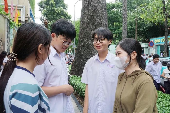 Thí sinh chia sẻ niềm vui với phụ huynh và bạn bè sau khi hoàn thành tốt bài thi. (Ảnh: Thu Hoài/TTXVN)
