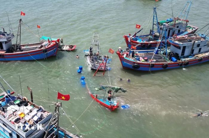 Hiện trường vụ chìm tàu cá. (Ảnh: Xuân Tiến/TTXVN)