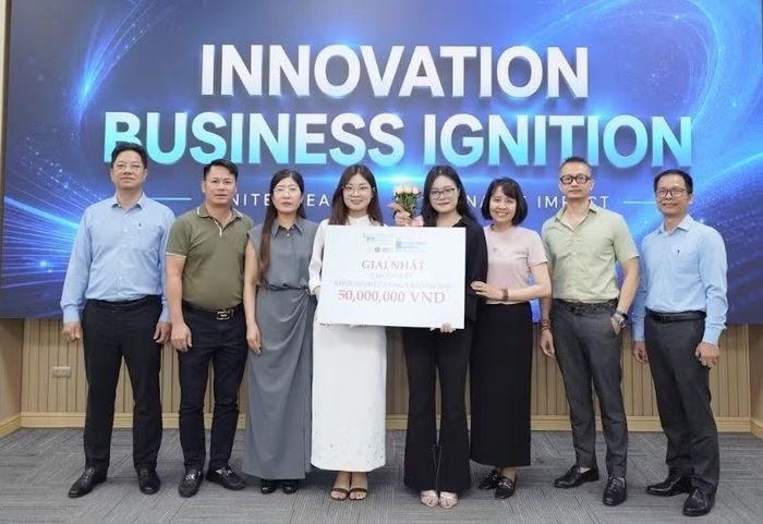 Trần Thị Thanh Bình và Nguyễn Hằng Nga dành giải Nhất với dự án WeMom. (Ảnh: PV/Vietnam+)