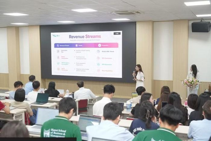 Sinh viên Trường Quản trị và Kinh doanh, Đại học Quốc gia Hà Nội trình dự án tại cuộc thi khởi nghiệp. (Ảnh: PV/Vietnam+)