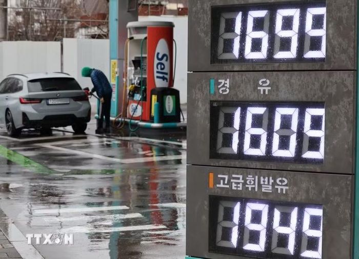 Bảng giá niêm yết tại một trạm xăng ở Seoul, Hàn Quốc ngày 2/3/2026. (Ảnh: Yonhap/TTXVN)