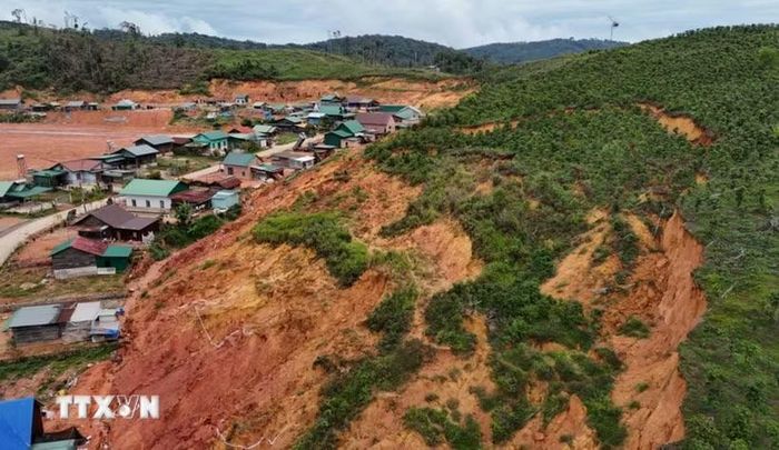 Đồi đất phía taluy dương với nguy cơ sạt lở nghiêm trọng đe dọa nhiều nhà dân tại khu dân cư vùng đặc biệt khó khăn thôn K’Nớ 5 (xã Đam Rông 4, Lâm Đồng). (Ảnh: Nguyễn Dũng/TTXVN)