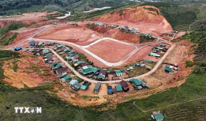 Dự án bố trí dân cư vùng đặc biệt khó khăn thôn K’Nớ 5 (xã Đam Rông 4, Lâm Đồng) hiện có hàng chục nhà dân bị sạt lở đất đe dọa. (Ảnh: Nguyễn Dũng/TTXVN)