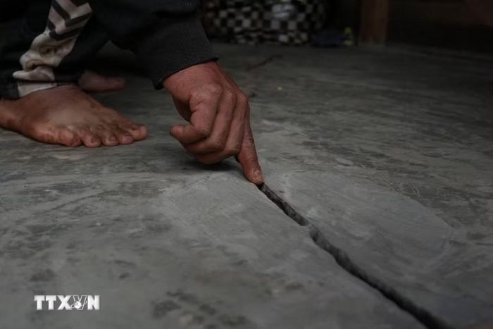 Một nhà dân bị nứt nền nhà do tình trạng sạt lở bờ taluy âm phía sau nhà từ mùa mưa năm 2025 đến nay vẫn chưa được khắc phục. (Ảnh: Nguyễn Dũng/TTXVN)