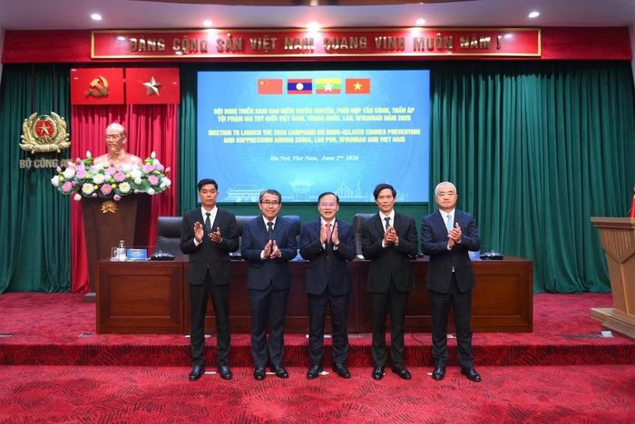 Thứ trưởng Bộ Công an Nguyễn Văn Long cùng các Trưởng Đoàn đại biểu dự Hội nghị. (Ảnh: BCA)