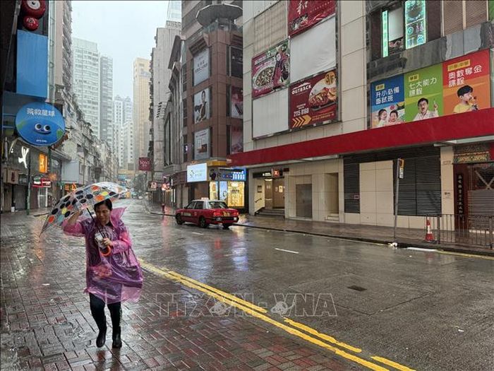 Bão Ragasa gây gió mạnh tại Hong Kong tháng 9/2025. Ảnh: Mạc Luyện - PV TTXVN tại Hong Kong (Trung Quốc)
