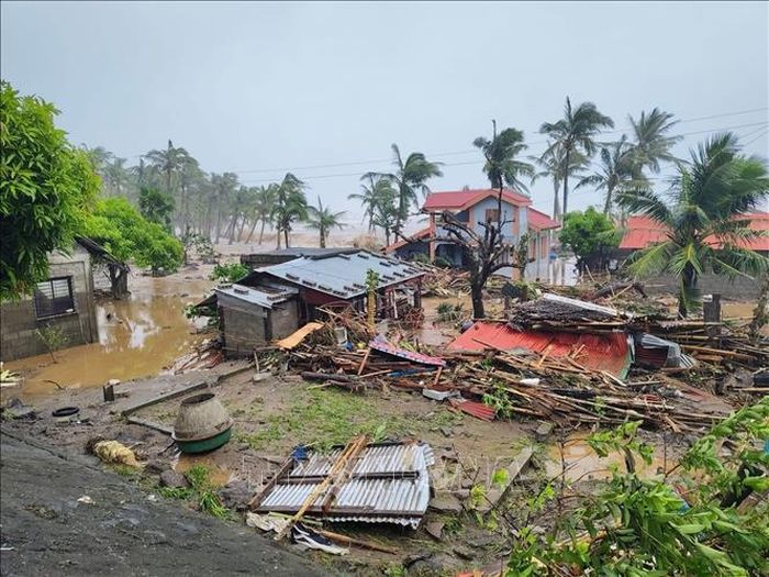 Cảnh tàn phá do siêu bão Fung-wong tại Catanduanes, Philippines tháng 11/2025. Ảnh: THX/TTXVN