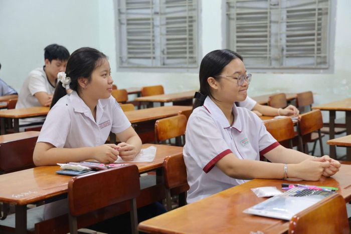 Khoảng 7 giờ, các thí sinh đã ổn định chỗ ngồi tại phòng thi.
