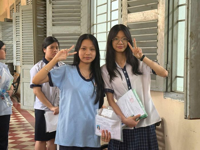Các bạn học sinh tự tin bước vào môn thi Toán trong sáng ngày 2/6.