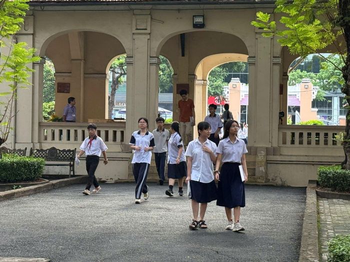 Thí sinh TP Hồ Chí Minh vui vẻ đến điểm thi môn Toán trong tiết trời mát mẻ sáng 2/6.
