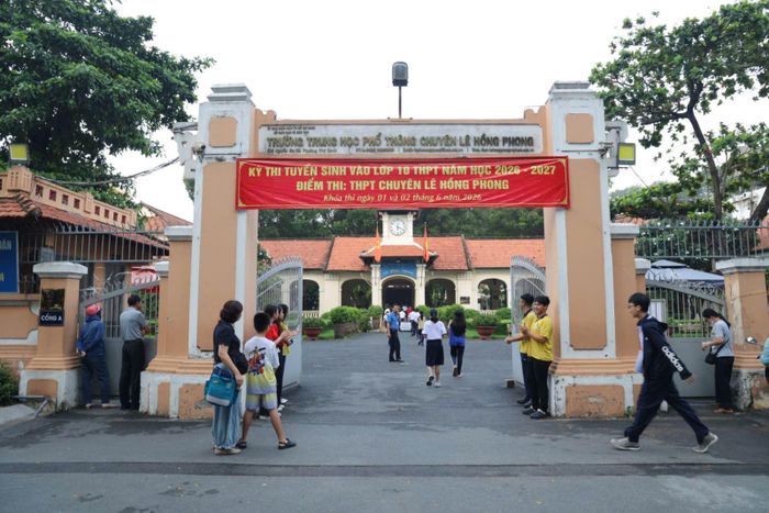 Không khí nhẹ nhàng trước cổng trường thi trong buổi sáng cuối cùng của kỳ thi lớp 10.