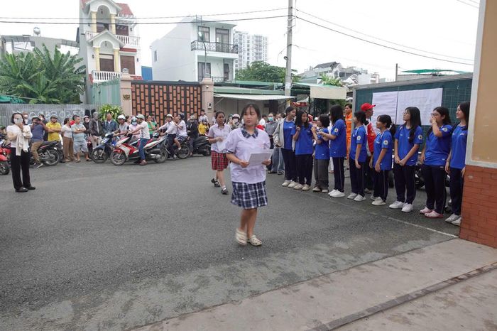 Các bạn sinh viên tình nguyện cũng có mặt từ sớm để cổ vũ tinh thần cho các thí sinh đi thi.