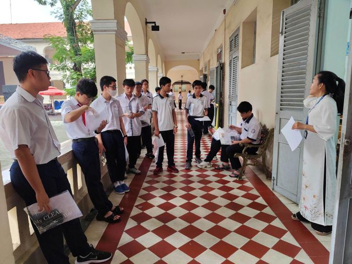 Một số điểm thi thí sinh đã bắt đầu làm thủ tục vào phòng thi.