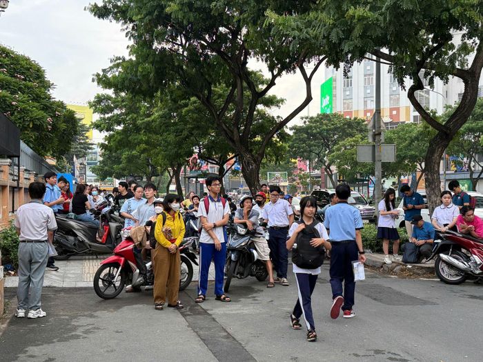 Các phụ huynh cũng đi từ sớm và đứng chờ bên ngoài điểm thi trường THPT Lê Hồng Phong.