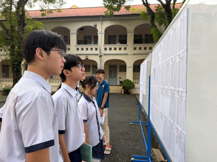 Các thí sinh kiểm tra thông tin trước khi vào phòng thi tại sân trường.