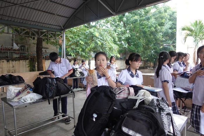 Một số em học sinh cũng tranh thủ ăn sáng trước khi vào phòng thi.