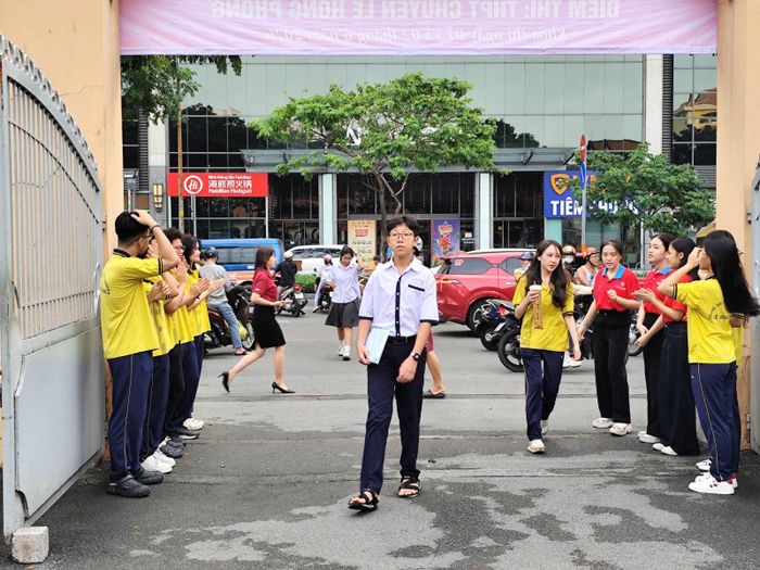 Các học sinh chủ động đến điểm thi từ sớm để bước vào môn thi cuối cùng trong kỳ thi tuyển sinh lớp 10.