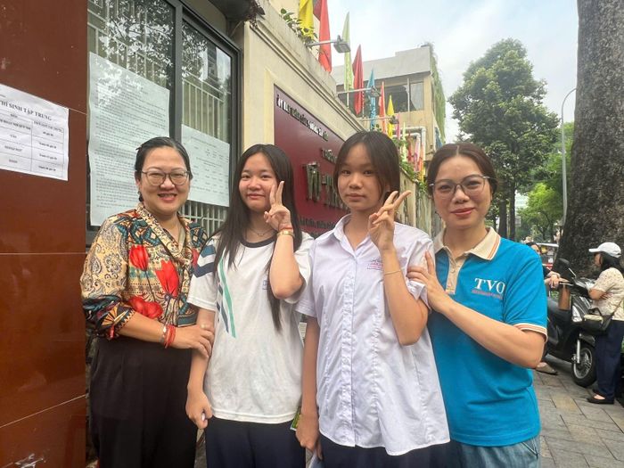 Cô Nguyễn Đoan Trang, hiệu trưởng Trường THCS Trần Văn Ơn (phường Tân Định) đến điểm thi THCS Võ Trường Toản (phường Sài Gòn) dặn dò và chúc từng thí sinh thi tốt ở môn thi Toán sáng nay.