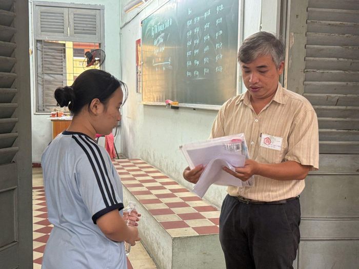 Các giám thị tại các điểm thi kiểm tra thông tin học sinh khi đi thi.