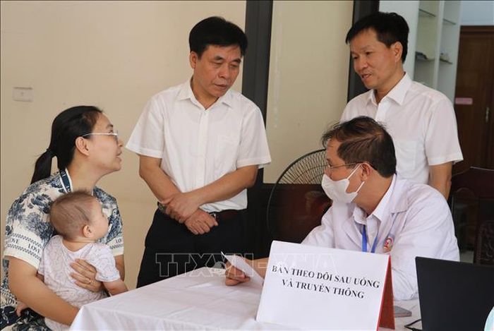 Đoàn kiểm tra, giám sát công tác tổ chức, tuyên truyền và triển khai Chiến dịch bổ sung Vitamin A đợt 1 năm 2026 của Sở Y tế tỉnh Ninh Bình làm việc tại các điểm uống Vitamin A.