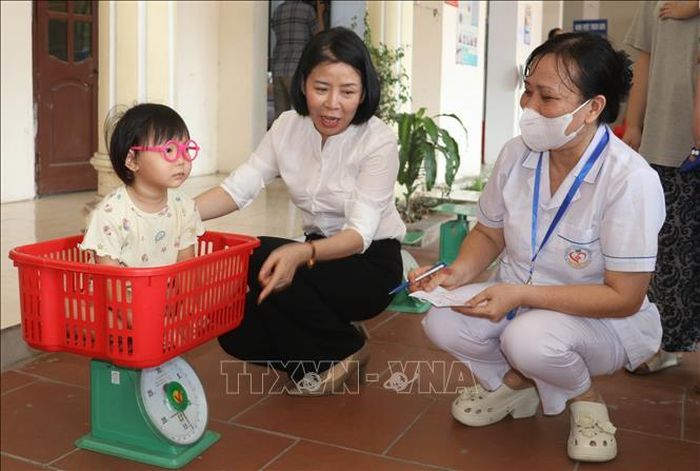 Triển khai cân, đo, đánh giá tình trạng dinh dưỡng và tư vấn chăm sóc sức khỏe trẻ em tại các điểm uống Vitamin A trên địa bàn tỉnh Ninh Bình.